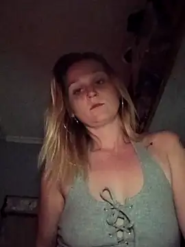 Snapshot of Queen2454 chatting on 5, 4, 2026 Queen2454 online show from 5, 4, 2026