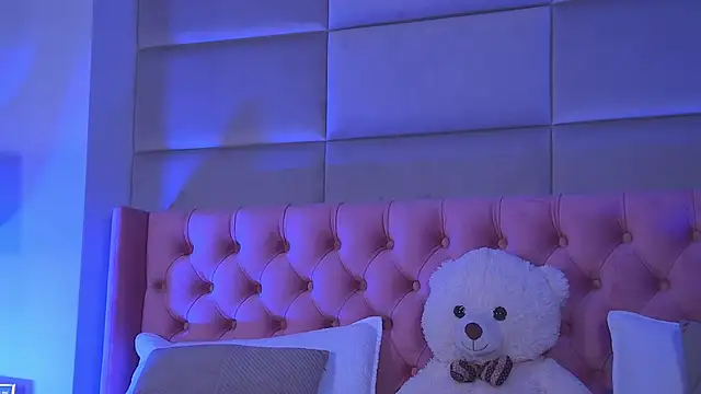 Snapshot of AmyraMoon chatting on 11, 10, 2025 AmyraMoon online show from 11, 10, 2025