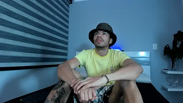 Snapshot of ZaynShadow chatting on 20, 10, 2025 ZaynShadow online show from 20, 10, 2025
