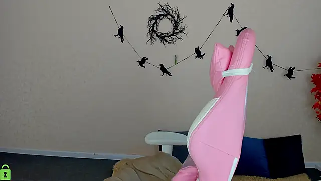 L1na Reeds online show from 4, 11, 2025