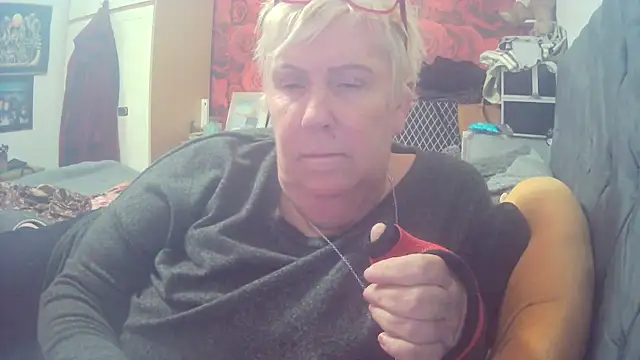 Snapshot of Playful_MILF_Demi chatting on 20, 10, 2025 Playful MILF Demi online show from 20, 10, 2025