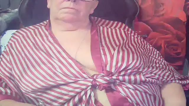 Snapshot of Playful_MILF_Demi chatting on 25, 2, 2026 Playful MILF Demi online show from 25, 2, 2026