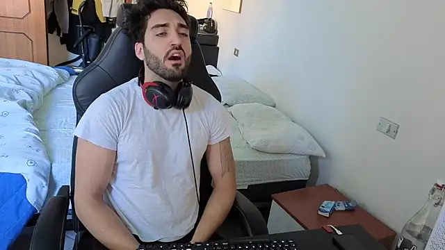 Al3xox02 online show from 5, 4, 2026