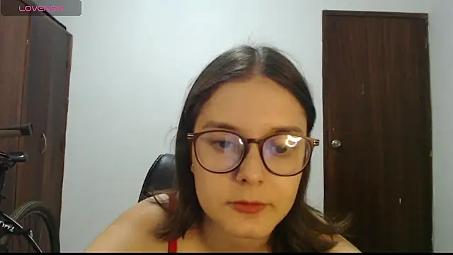 Snapshot of CarlaLorez chatting on 28, 10, 2025 CarlaLorez online show from 28, 10, 2025