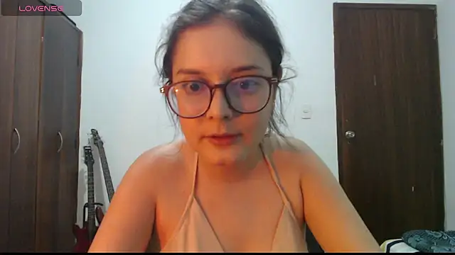 Snapshot of CarlaLorez chatting on 3, 12, 2025 CarlaLorez online show from 3, 12, 2025