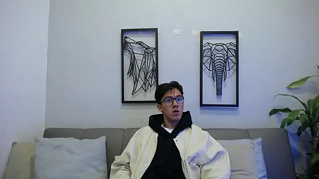 Austin Reeds online show from 20, 10, 2025