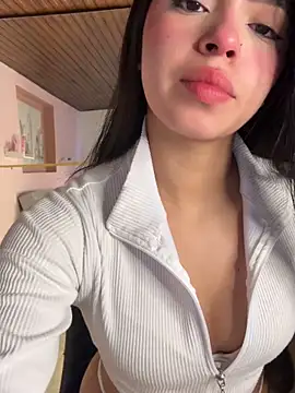 Snapshot of LunaMoore_Pink chatting on 7, 5, 2026 LunaMoore Pink online show from 7, 5, 2026