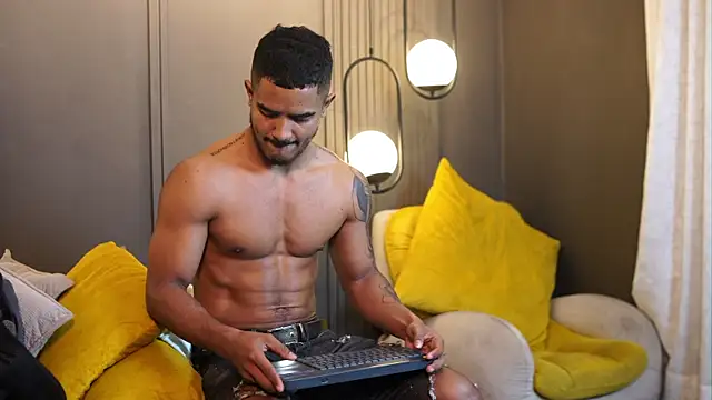Snapshot of Reik_Vonn chatting on 3, 5, 2026 Reik Vonn online show from 3, 5, 2026