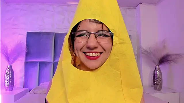 HollyPeach online show from 6, 4, 2026