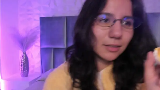 HollyPeach online show from 9, 4, 2026