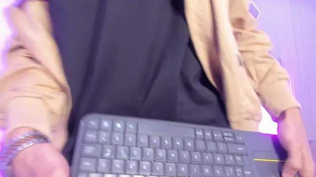 DerryAndIzzy online show from 8, 6, 2026