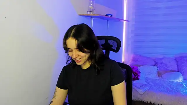 Emily Lindey online show from 16, 11, 2025