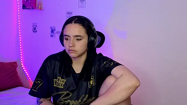 Emily Lindey online show from 6, 4, 2026