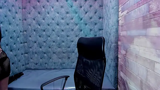 Agatha Leon  online show from 27, 2, 2026