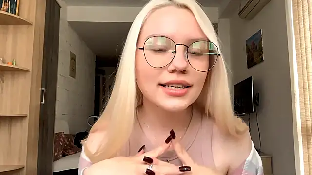 Snapshot of LupeLewitt chatting on 19, 10, 2025 LupeLewitt online show from 19, 10, 2025