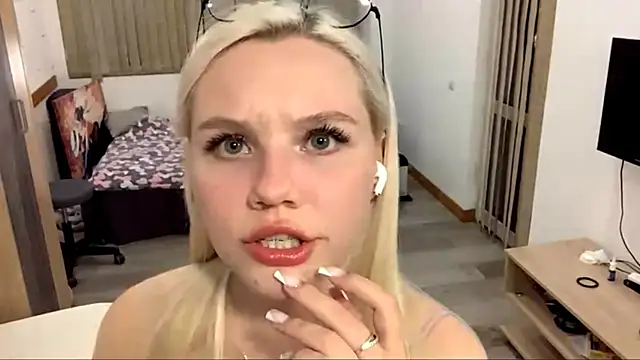 Snapshot of LupeLewitt chatting on 30, 10, 2025 LupeLewitt online show from 30, 10, 2025