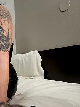 Snapshot of Badwolffxo chatting on 19, 10, 2025 Badwolffxo online show from 19, 10, 2025