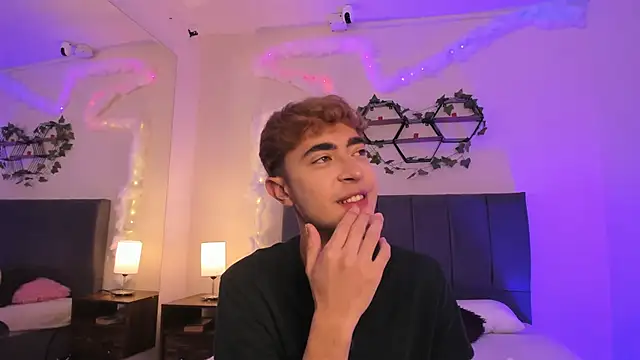 Snapshot of JustinCastiblanco chatting on 22, 11, 2025 JustinCastiblanco online show from 22, 11, 2025