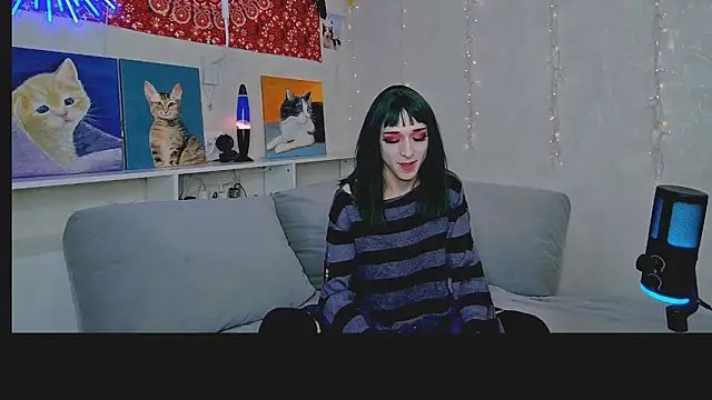 Snapshot of whoalexxa chatting on 17, 11, 2025 whoalexxa online show from 17, 11, 2025