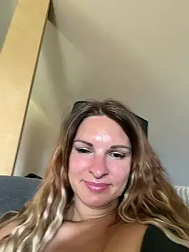 kinkysarahx online show from 3, 6, 2026