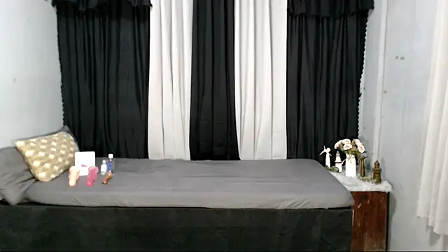 Snapshot of yourhottestzoey chatting on 25, 10, 2025 yourhottestzoey online show from 25, 10, 2025