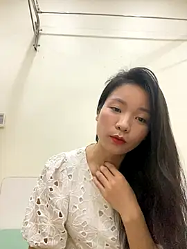 Snapshot of Bee_Yellow00 chatting on 10, 11, 2025 Bee Yellow00 online show from 10, 11, 2025