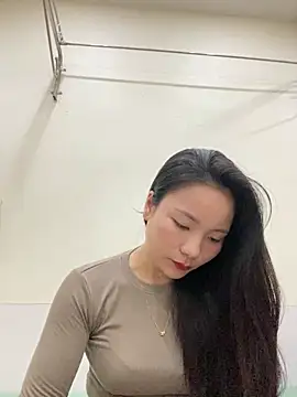 Snapshot of Bee_Yellow00 chatting on 11, 11, 2025 Bee Yellow00 online show from 11, 11, 2025