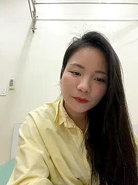 Snapshot of Bee_Yellow00 chatting on 4, 12, 2025 Bee Yellow00 online show from 4, 12, 2025