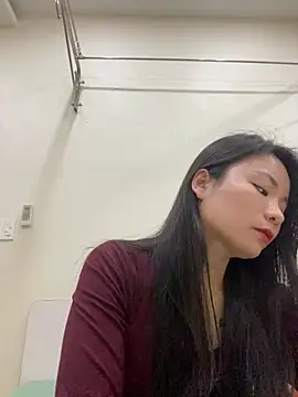 Snapshot of Bee_Yellow00 chatting on 17, 12, 2025 Bee Yellow00 online show from 17, 12, 2025