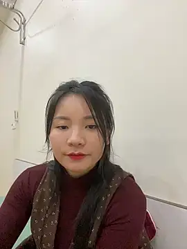 Snapshot of Bee_Yellow00 chatting on 5, 2, 2026 Bee Yellow00 online show from 5, 2, 2026