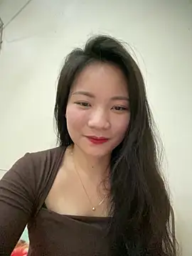 Bee Yellow00 online show from 16, 3, 2026