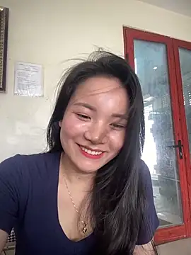 Bee Yellow00 online show from 8, 4, 2026