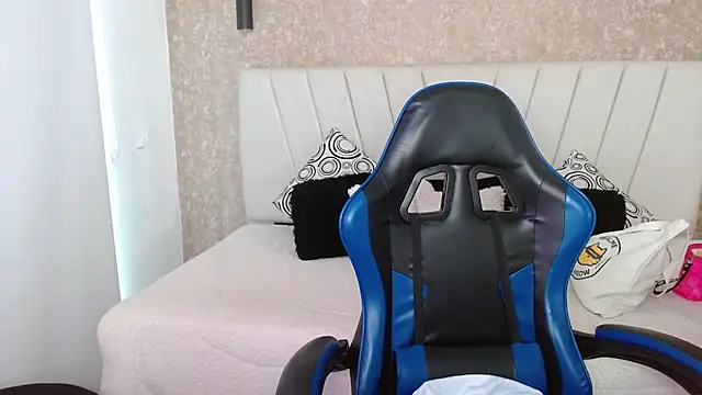 AliceSmity  online show from 9, 4, 2026