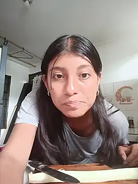 YeseniaRodriguez3 online show from 27, 10, 2025