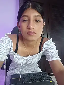 YeseniaRodriguez3 online show from 23, 7, 2026