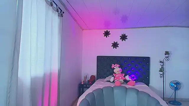 GiannaRoberts online show from 10, 11, 2025