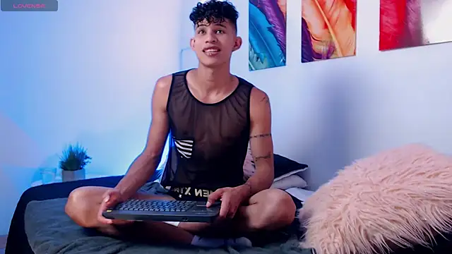 KamiSuarez online show from 8, 4, 2026