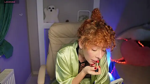 Snapshot of SophieTynes chatting on 12, 11, 2025 SophieTynes online show from 12, 11, 2025