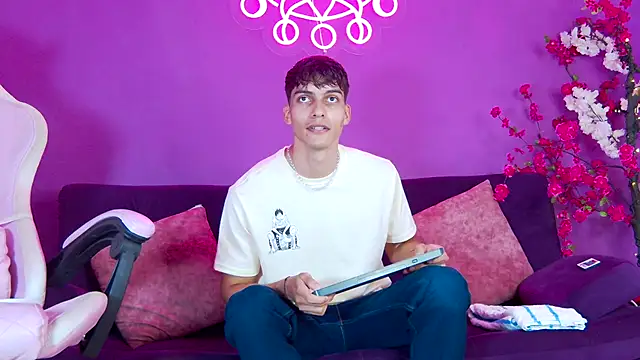 AlessioVitale online show from 24, 11, 2025