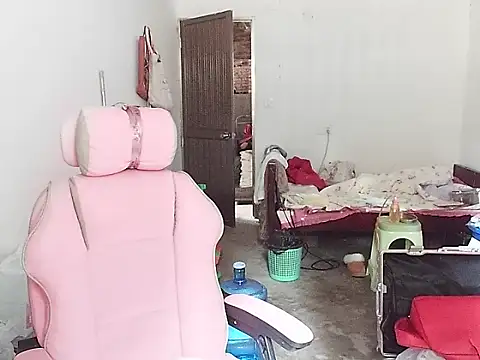 Snapshot of RebelAura chatting on 5, 11, 2025 RebelAura online show from 5, 11, 2025