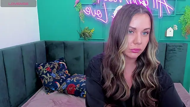 Snapshot of TracyMooree chatting on 9, 11, 2025 TracyMooree online show from 9, 11, 2025