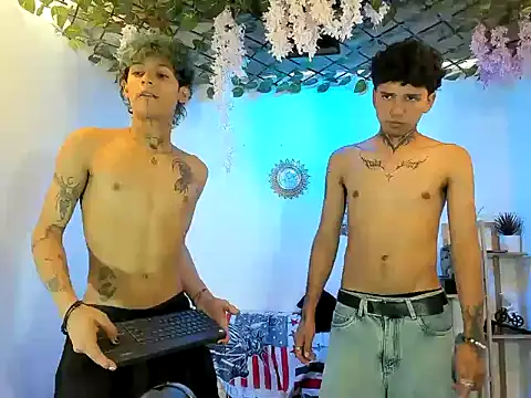 Snapshot of LATINDICKS chatting on 5, 11, 2025 LATINDICKS online show from 5, 11, 2025