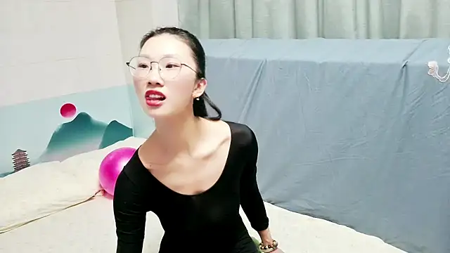 Snapshot of QIQIZHAO-2025 chatting on 1, 12, 2025 QIQIZHAO-2025 online show from 1, 12, 2025