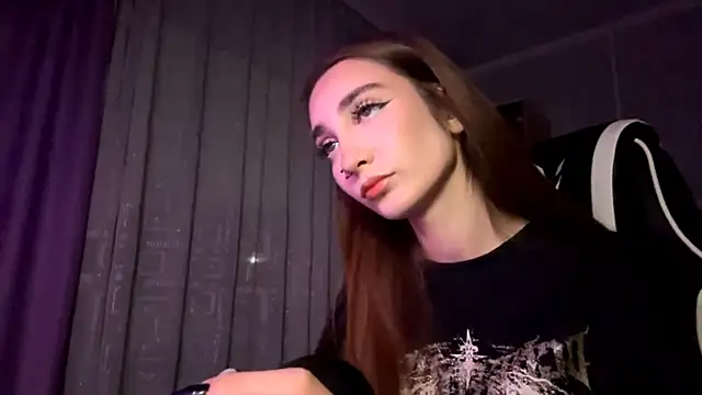 Snapshot of HollyPaw chatting on 8, 11, 2025 HollyPaw online show from 8, 11, 2025