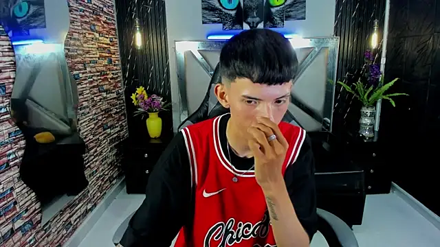 Arthur Loui online show from 8, 11, 2025