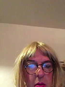 Snapshot of simone_xdressing chatting on 5, 1, 2025 simone xdressing online show from 5, 1, 2025