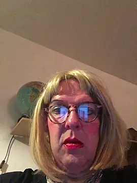 Snapshot of simone_xdressing chatting on 28, 9, 2025 simone xdressing online show from 28, 9, 2025