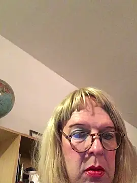 Snapshot of simone_xdressing chatting on 2, 10, 2025 simone xdressing online show from 2, 10, 2025