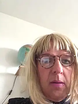 Snapshot of simone_xdressing chatting on 3, 10, 2025 simone xdressing online show from 3, 10, 2025