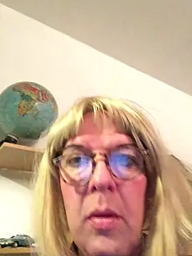 Snapshot of simone_xdressing chatting on 10, 11, 2025 simone xdressing online show from 10, 11, 2025